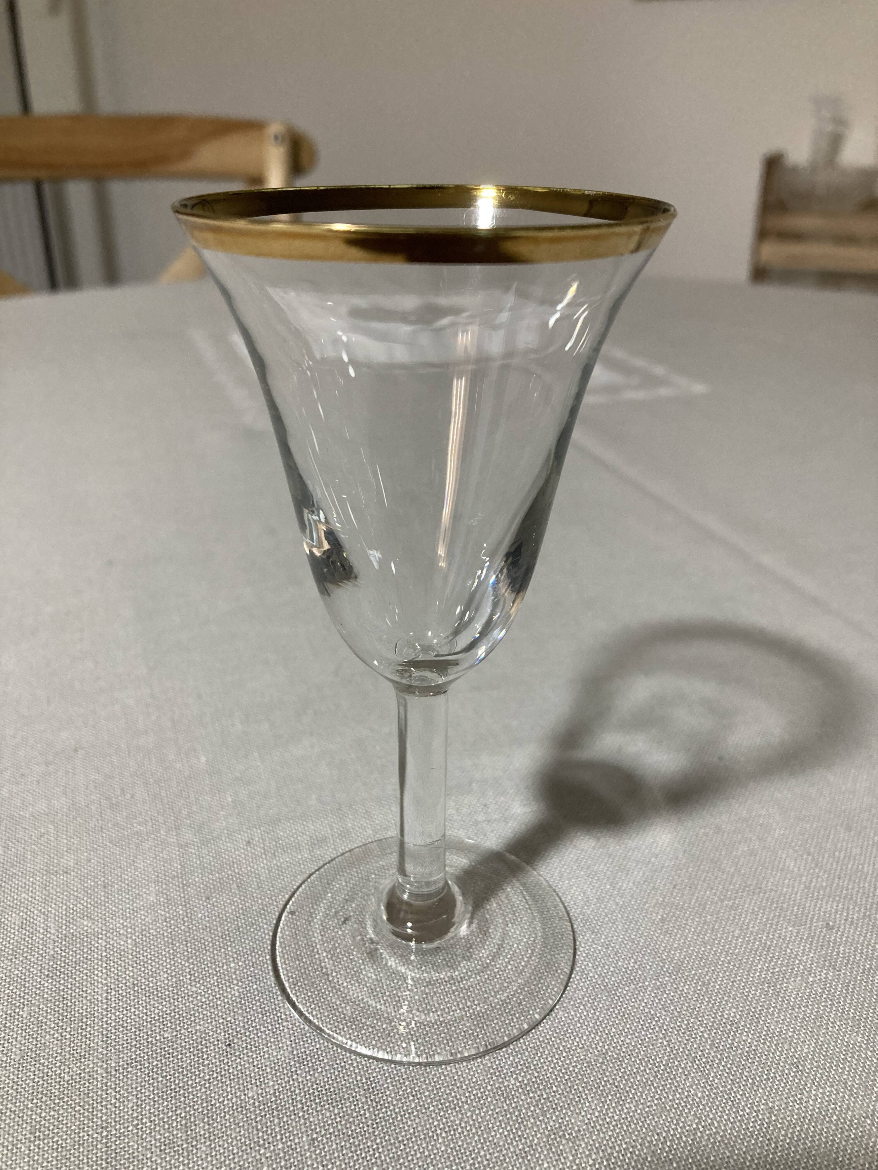 4 verres à pied à apéritif à liseré doré en verre soufflé