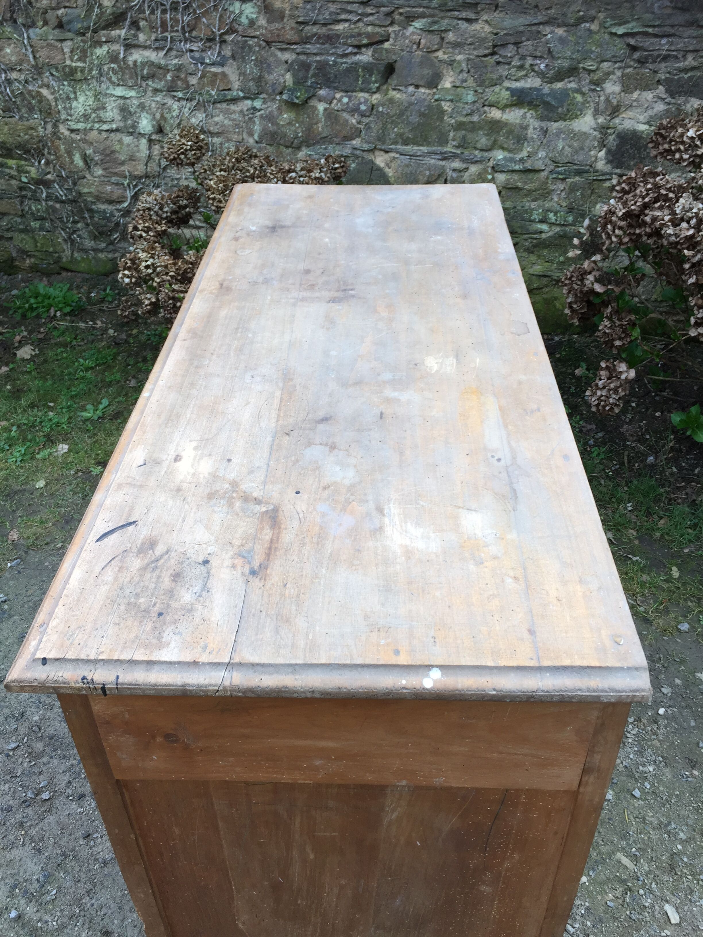 Buffet vintage parisien en bois de peuplier à 2 portes et 2 tiroirs.