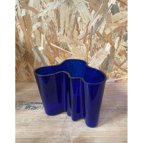 Cobalt blue Savoy vase by Alvar Aalto, numbered and signed 1989 | Selency