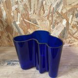 Vase Savoy bleu cobalt par Alvar Aalto , numéroté et signé 1989