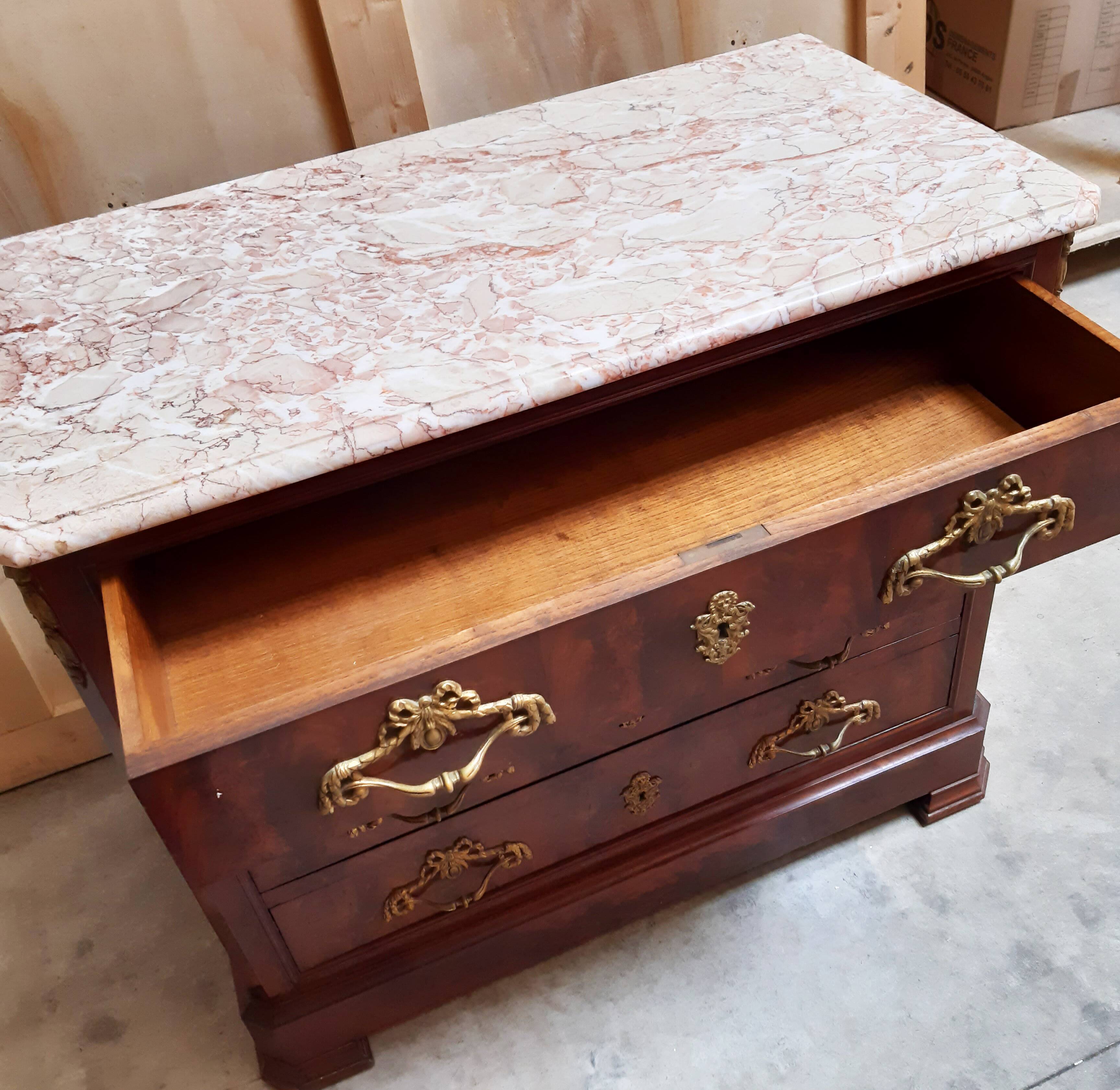 Commode ancienne avec plateau en marbre et placage en acajou