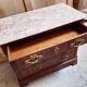 Commode ancienne avec plateau en marbre et placage en acajou