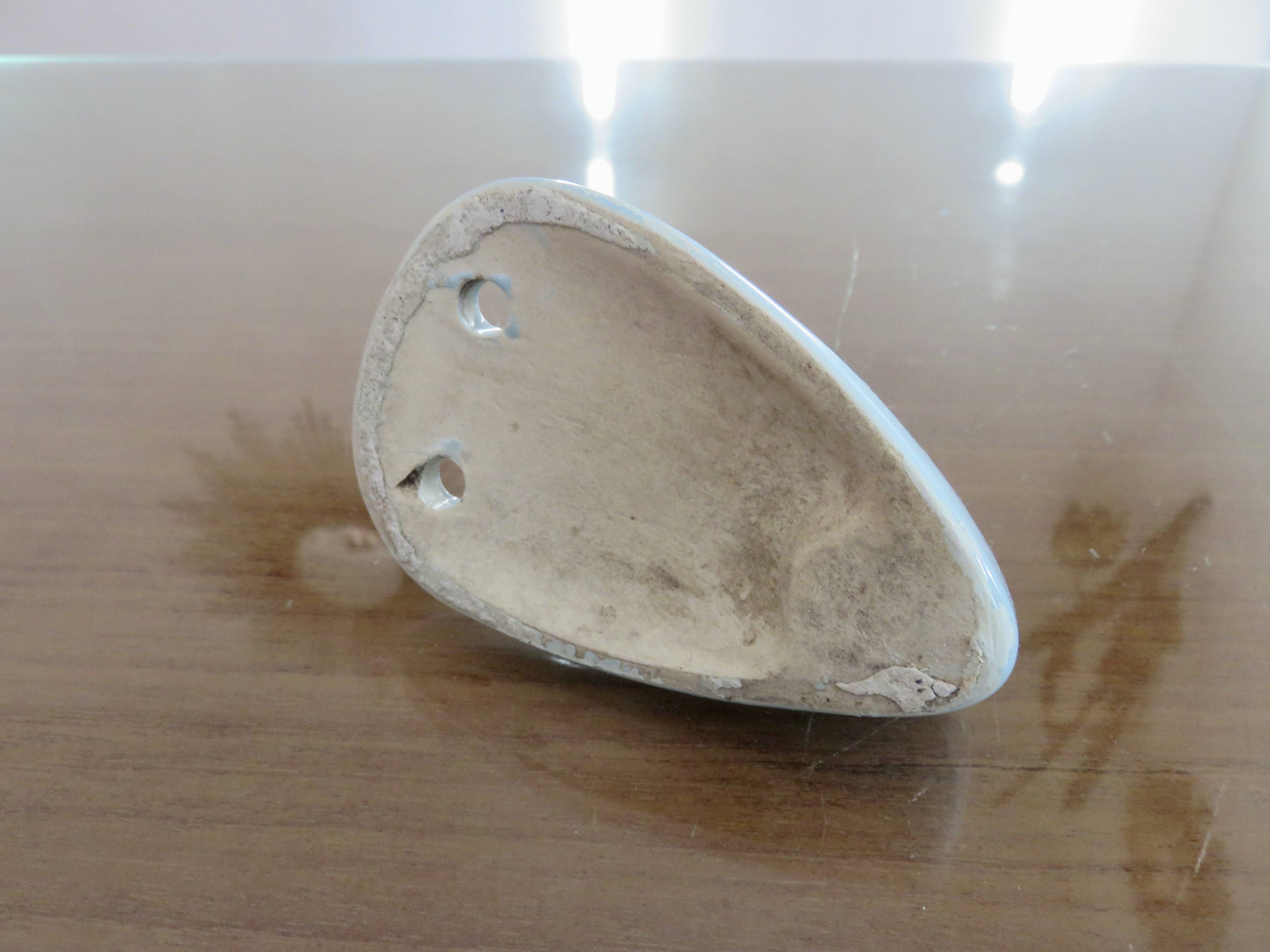 Patère art déco en porcelaine bleu pâle années 30 40