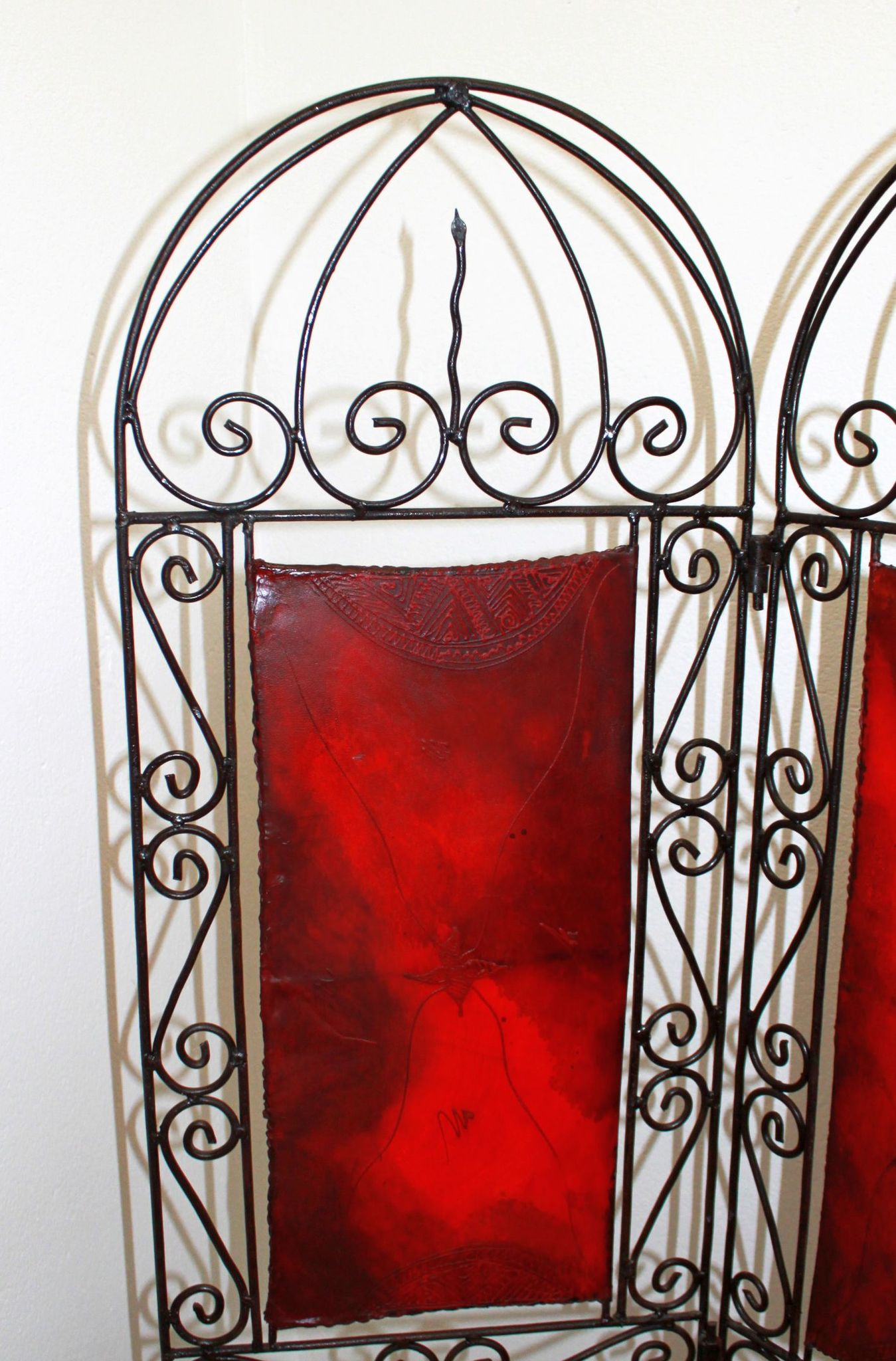 Orientalist screen in wrought iron and painted leather