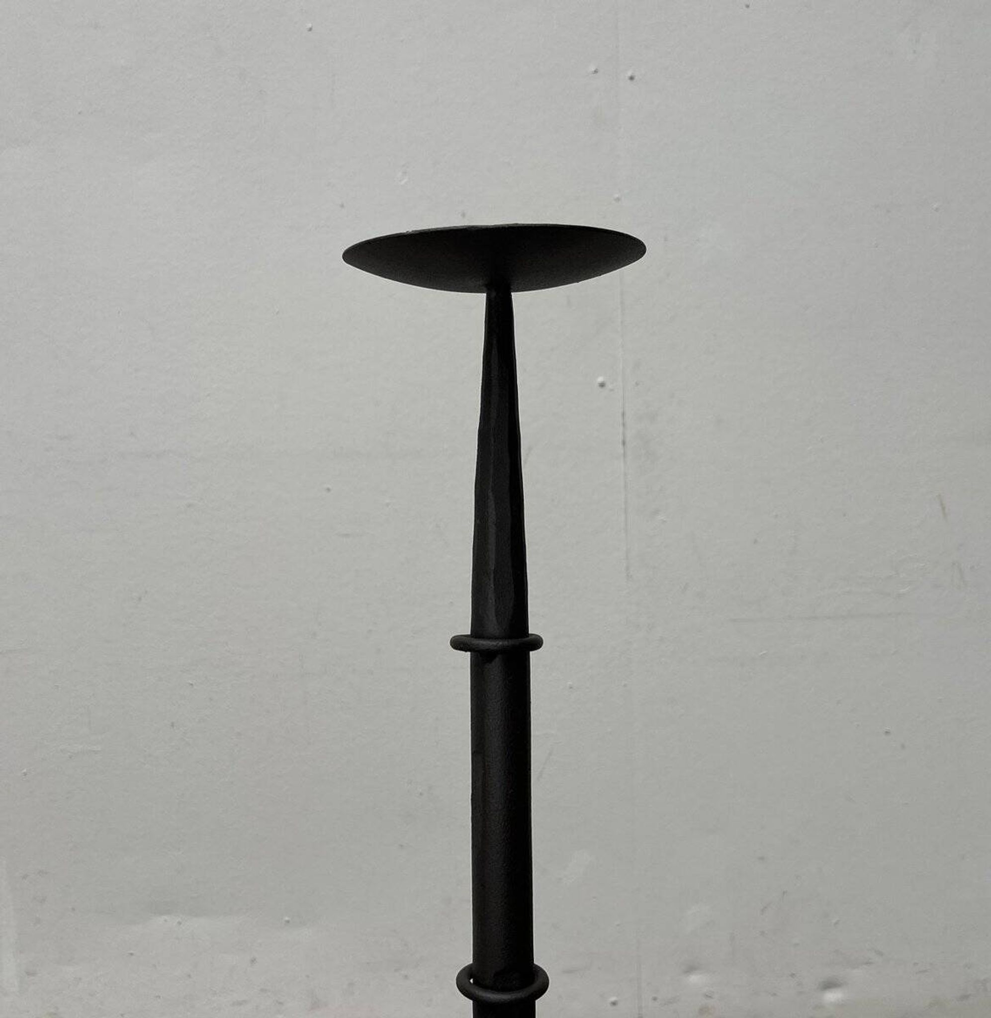 Large tripod candlestick in brutalist wrought iron, mid-century, 1960s.