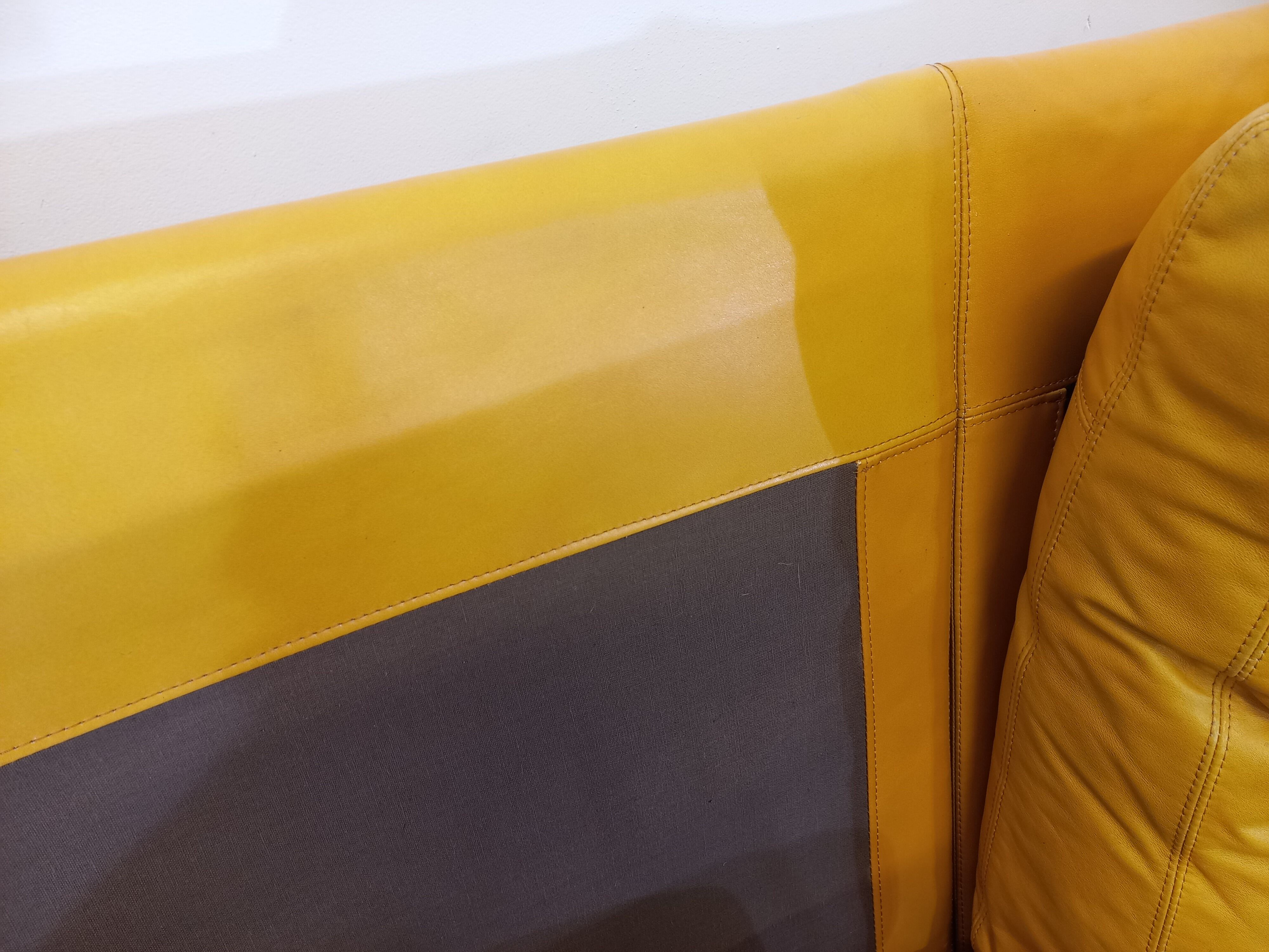 Suite of 3 Roche Bobois vintage chauffeurs in mustard yellow leather 70s