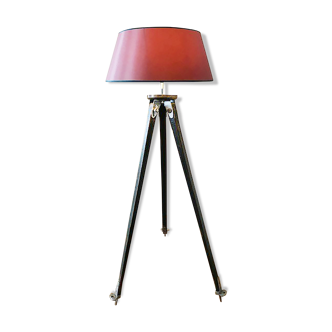 Lampe sur un trépied