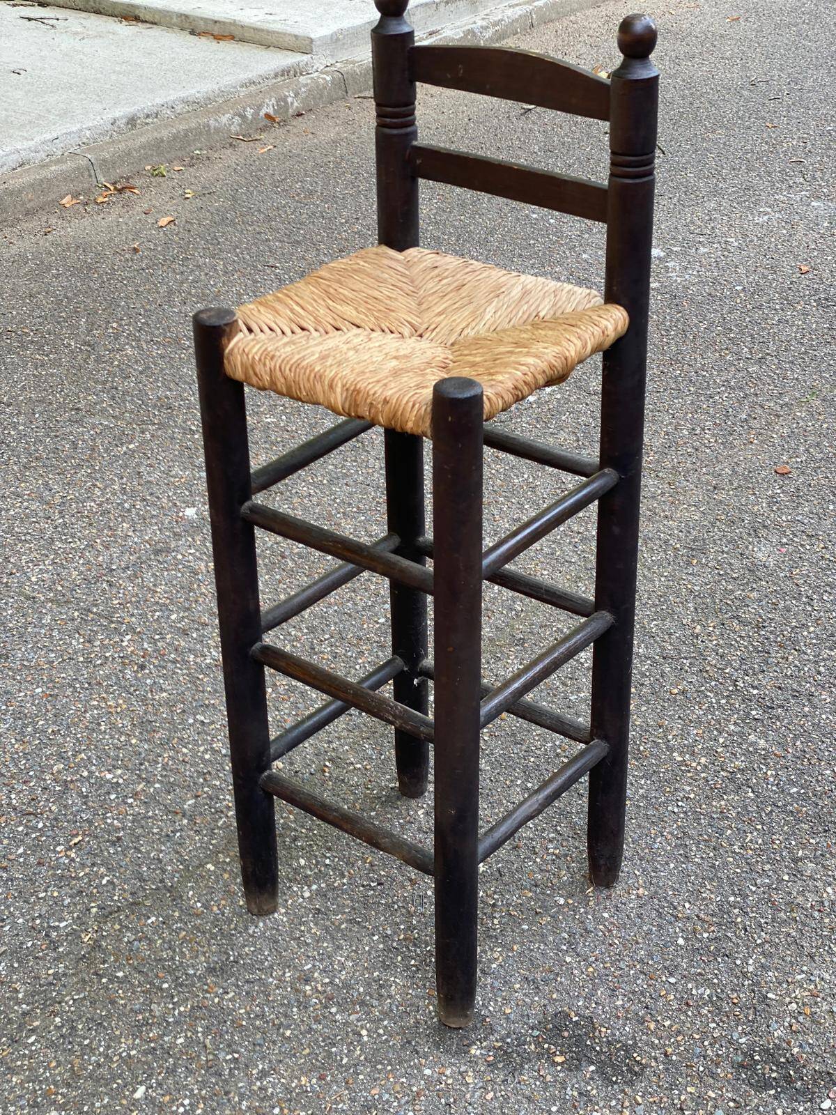 High bar stool in dark solid wood and straw 75cm