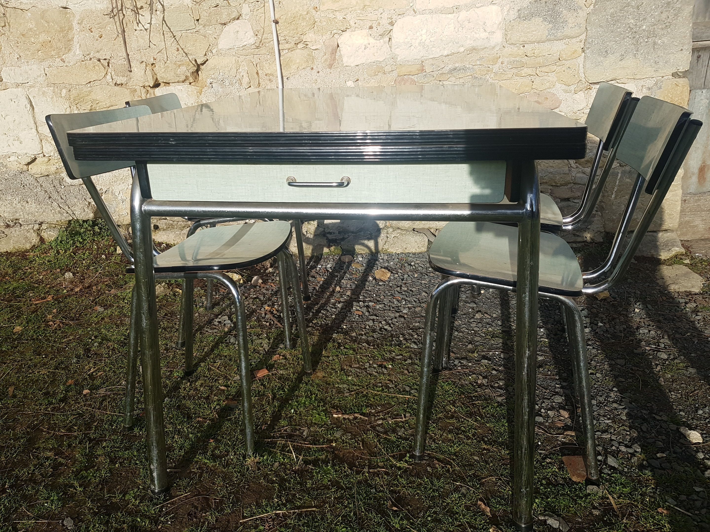 Table formica and its 4 chairs