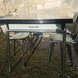 Table formica and its 4 chairs