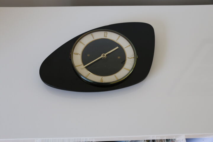 Horloge triangulaire formica noir