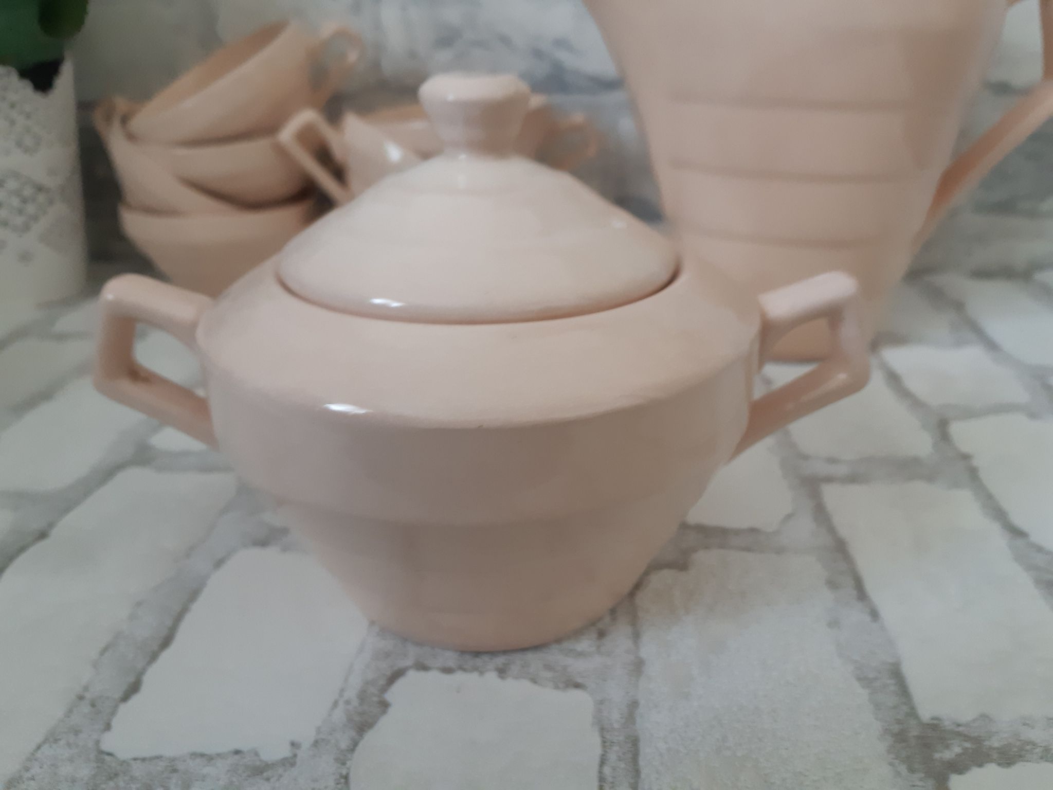 Coffee and tea service in faience of Saint Amand, pink, art deco