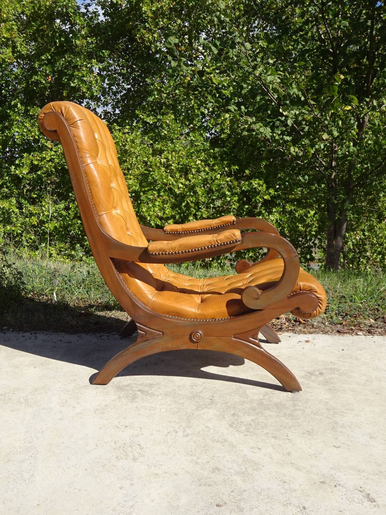 Fauteuils en bois et cuir capitonné, les 2