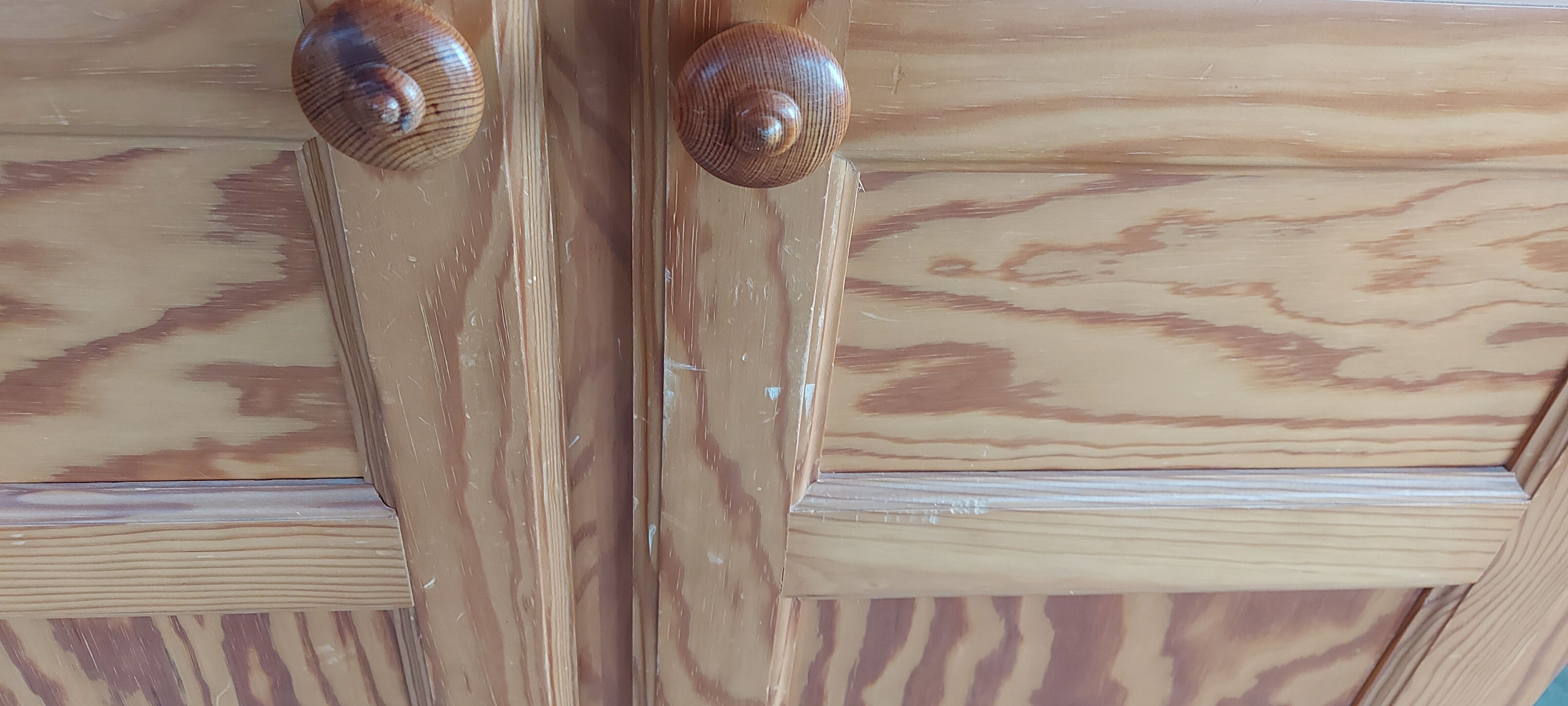 Wardrobe for children's room in pine