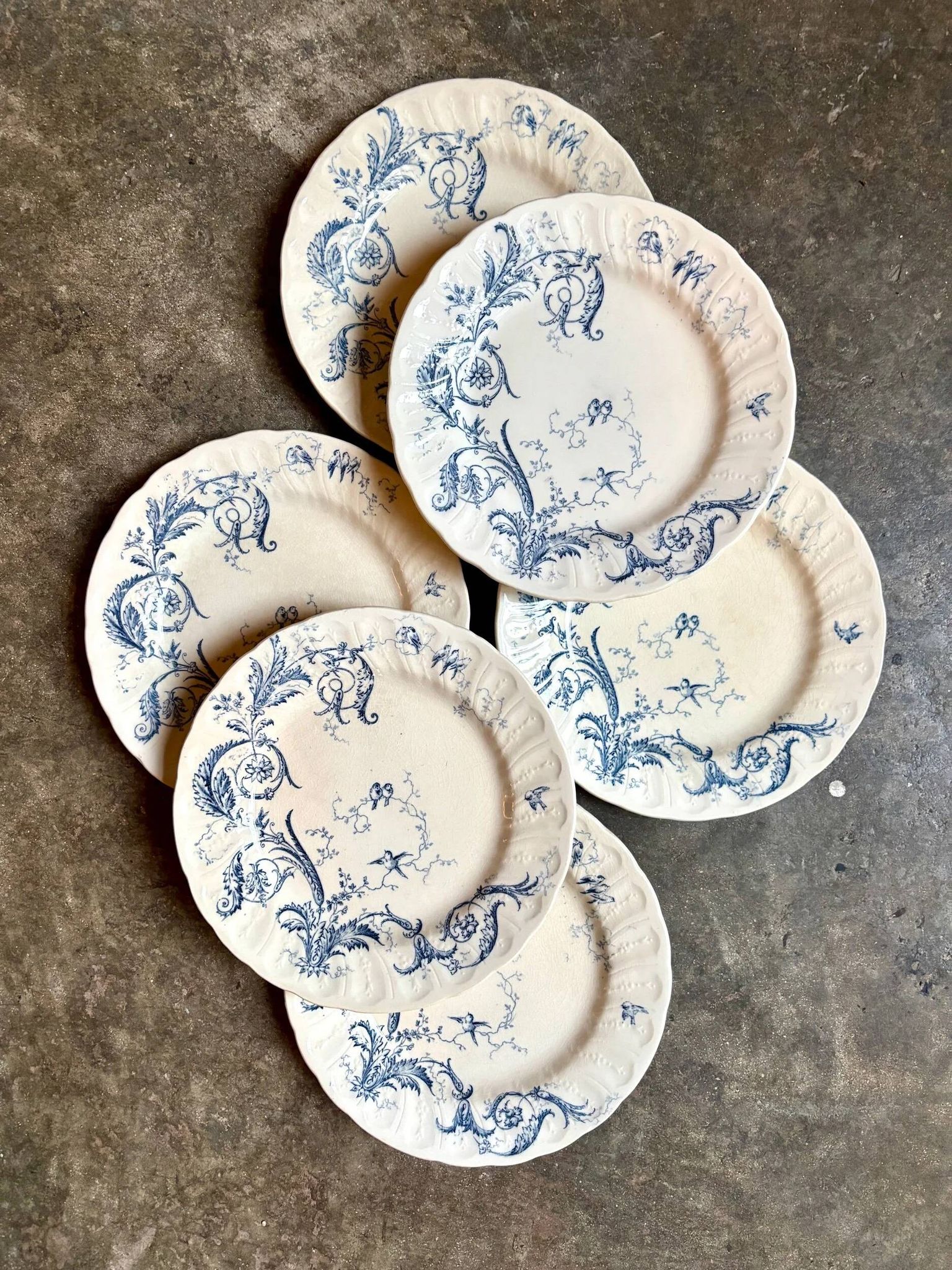 6 assiettes plates Gien en terre de fer, service "Rinceaux" n°1