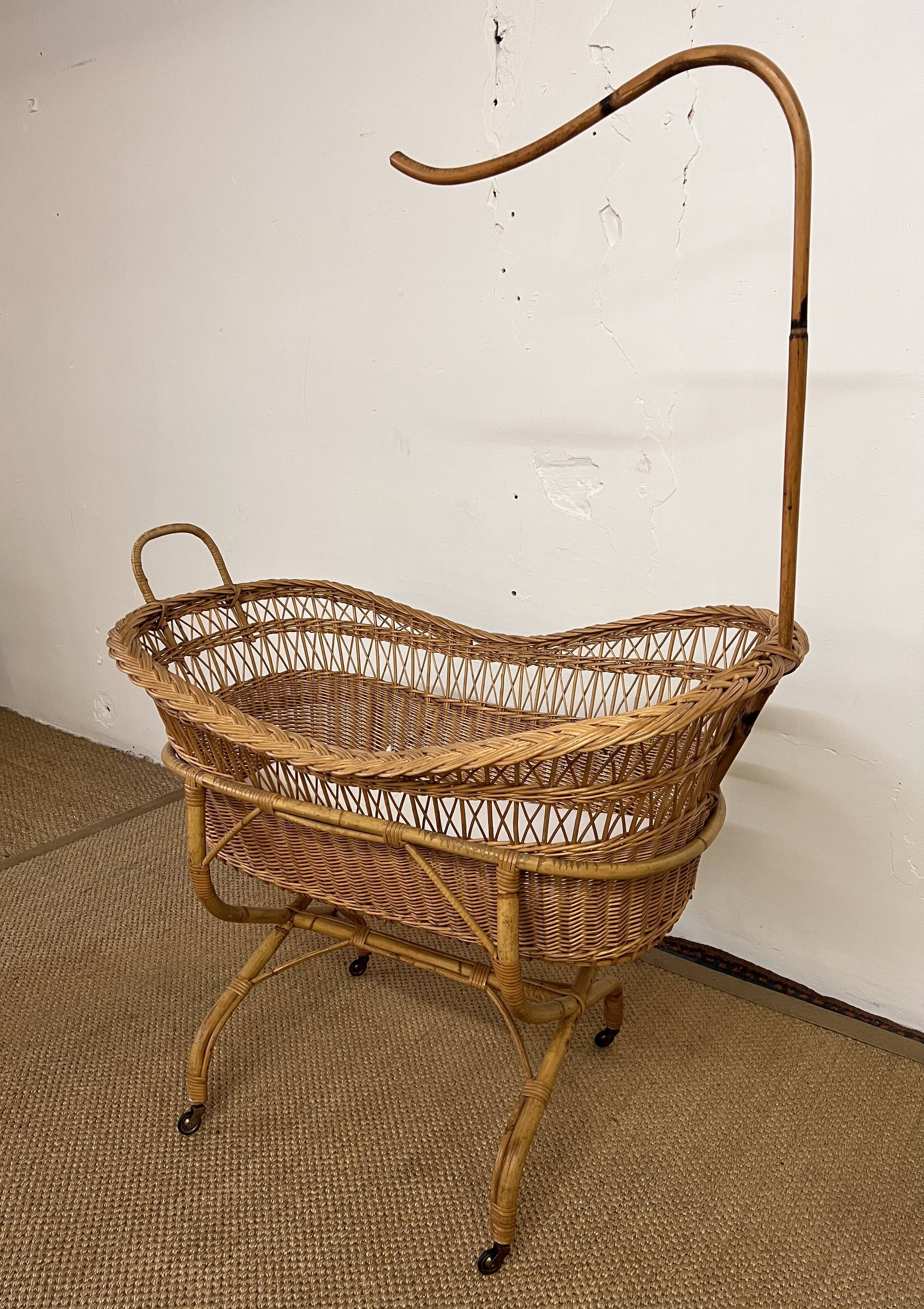 Rattan cradle on wheels