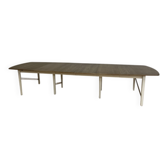 Extendable wooden dining table, white legs, 16/18 covers