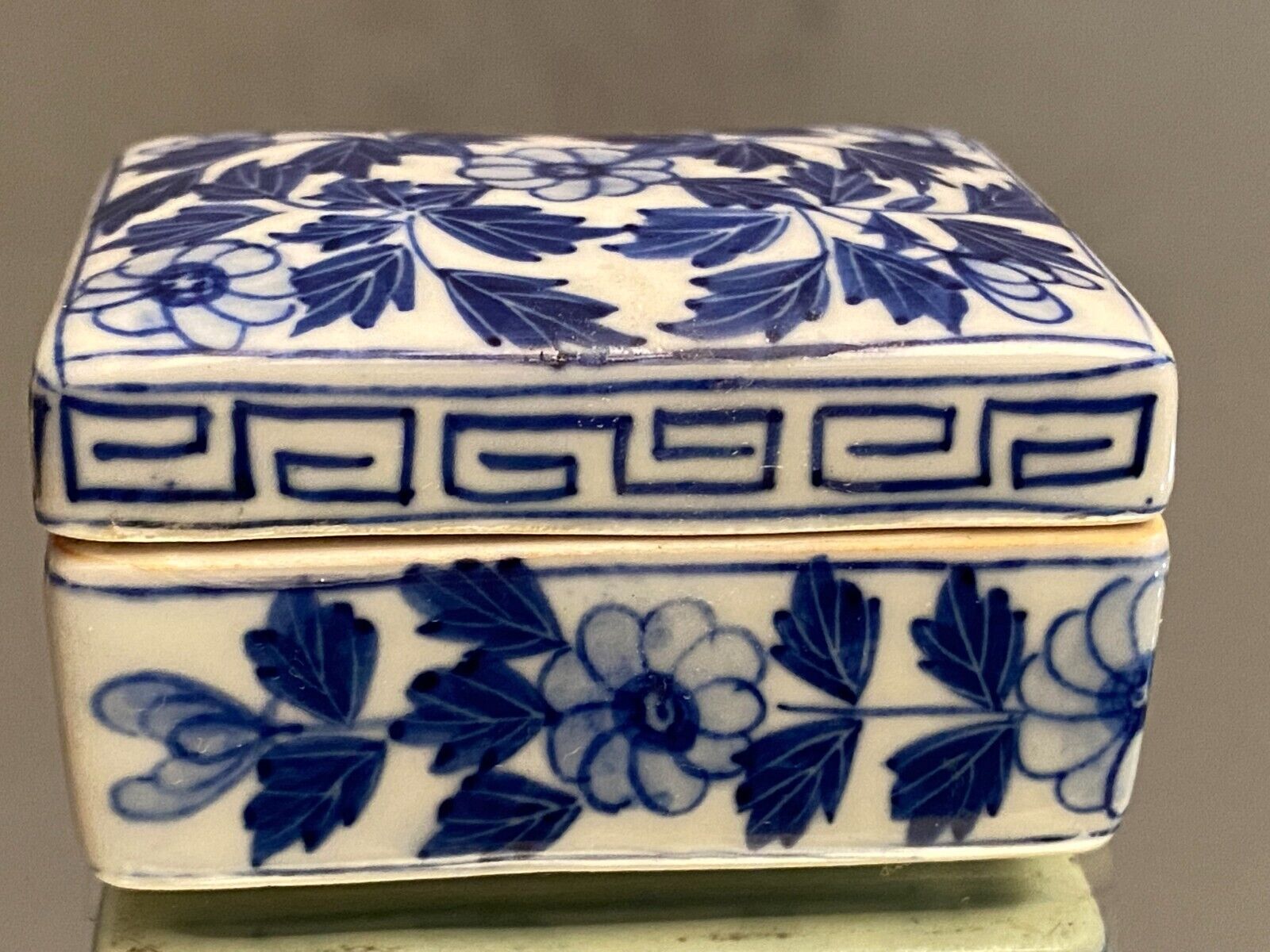 Rectangular Asian porcelain pillbox