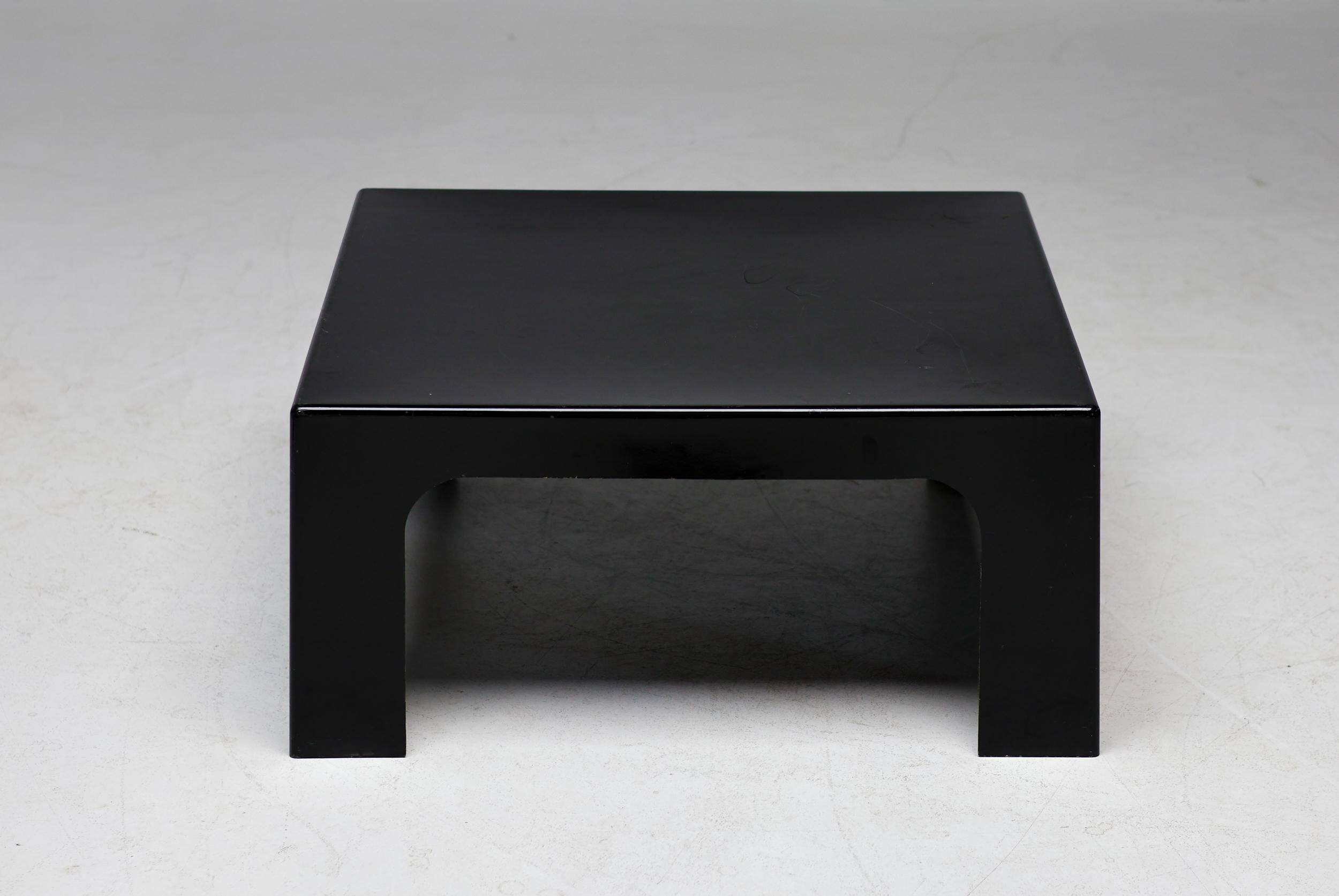 Table basse carrée en fibre de verre noire italienne des années 1970