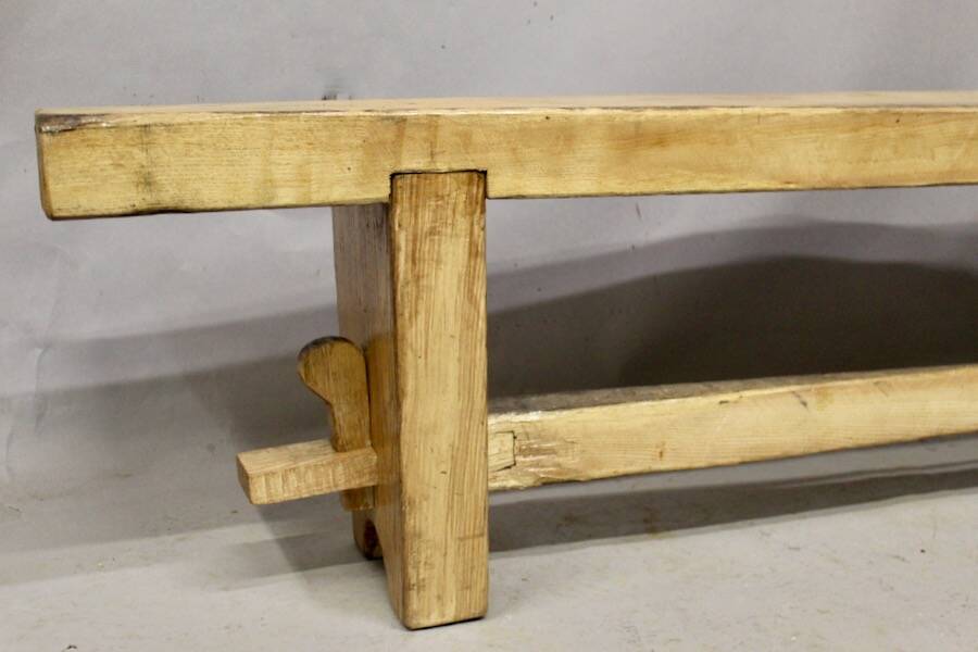 Banc brutaliste en frêne