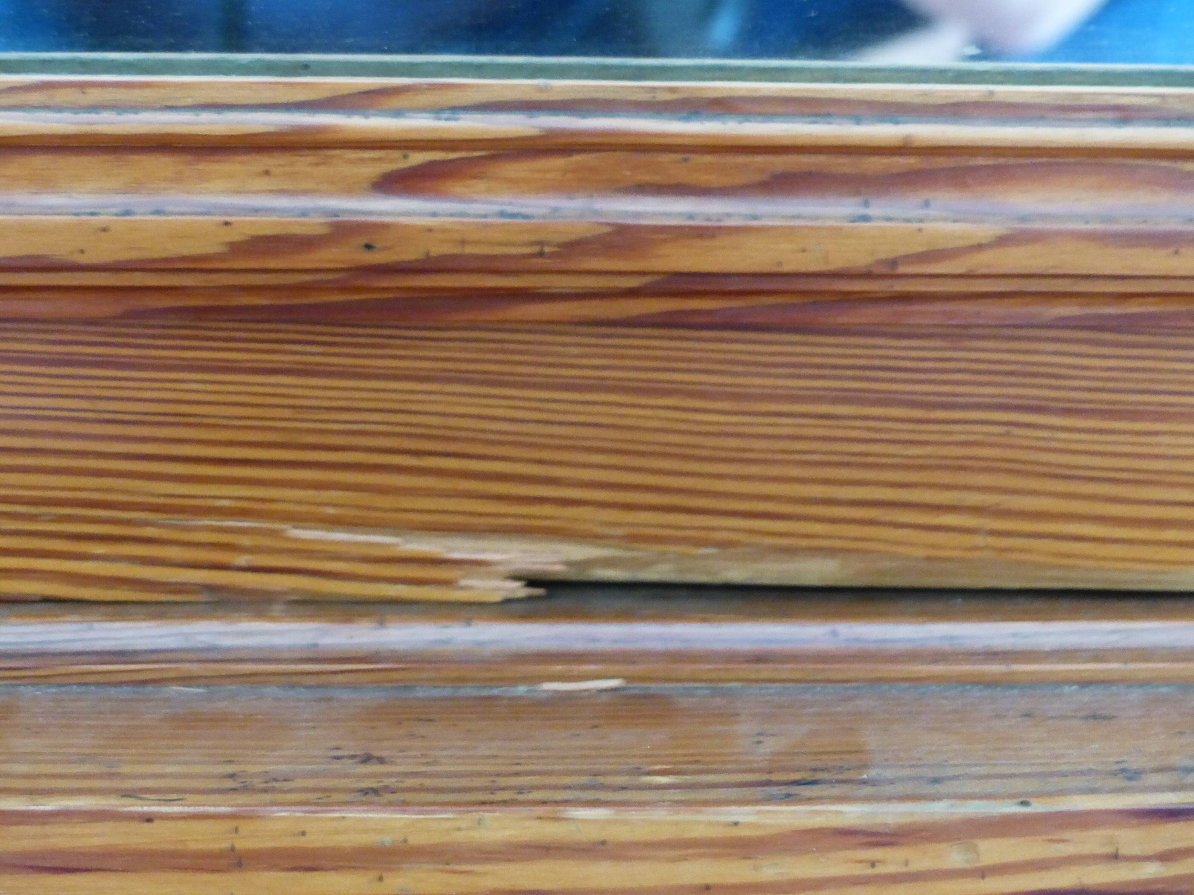 Pitch pine wood mirror bonnetiere