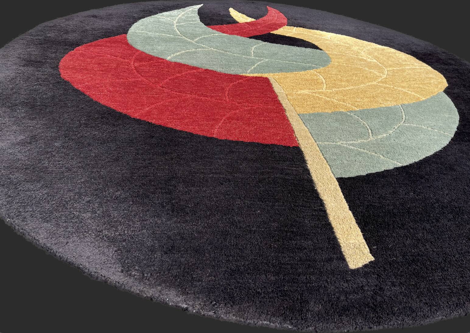 Round carpet with lotus flower decoration