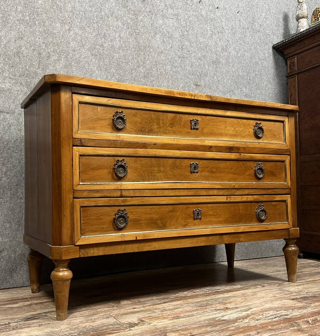 Superbe commode époque Louis XVI en noyer