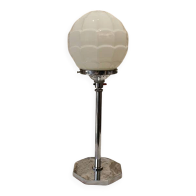 Lampe en métal chromé et globe en verre, style art déco, époque 20ème siècle