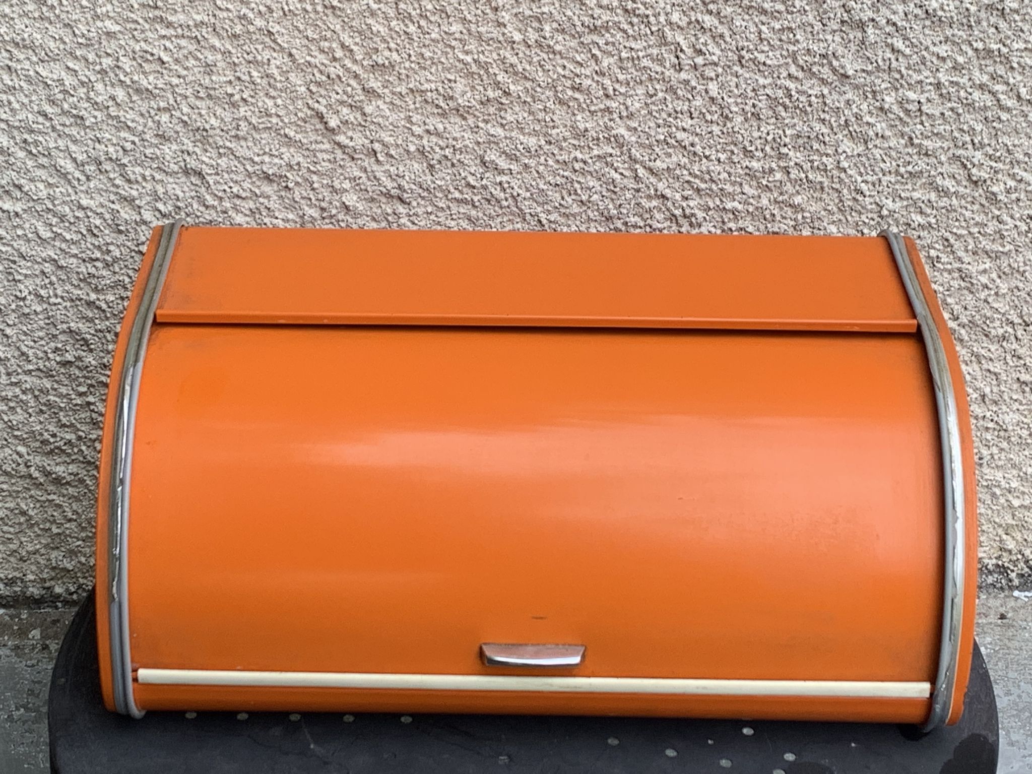 Bread box orange metal and its vintage knife 1970