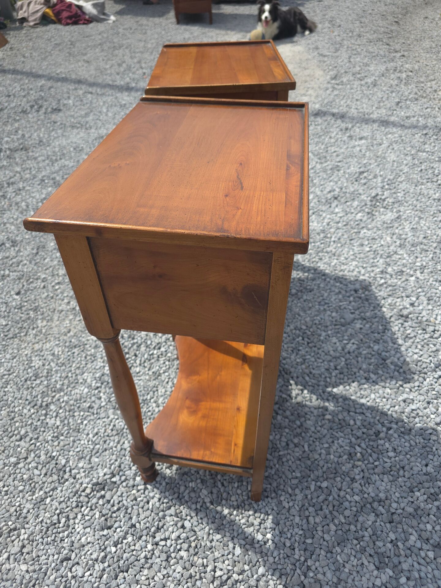 Paire de tables de chevet en merisier massif