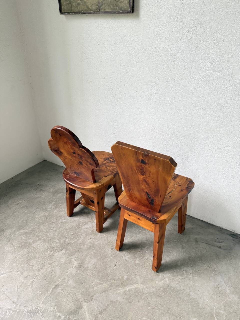 Paire de chaises brutalistes savoyardes en pin