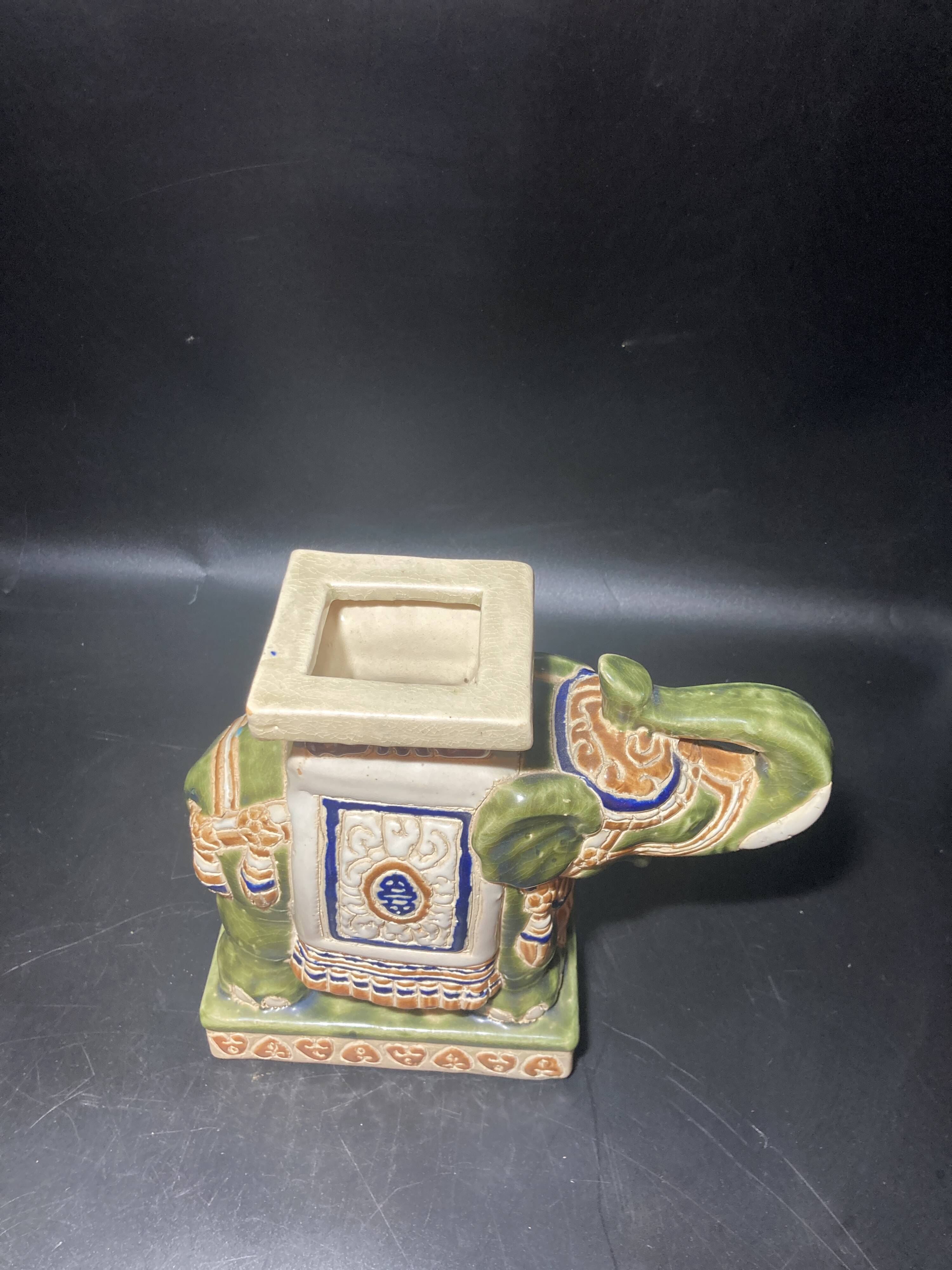 Vase en forme d'éléphant