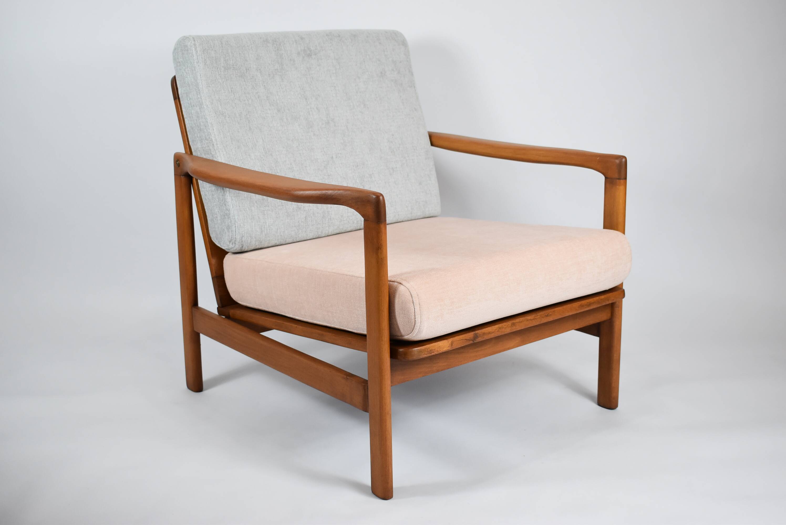 Fauteuil original restauré des années 60, modèle Baczyk, rose poudré et gris, teck