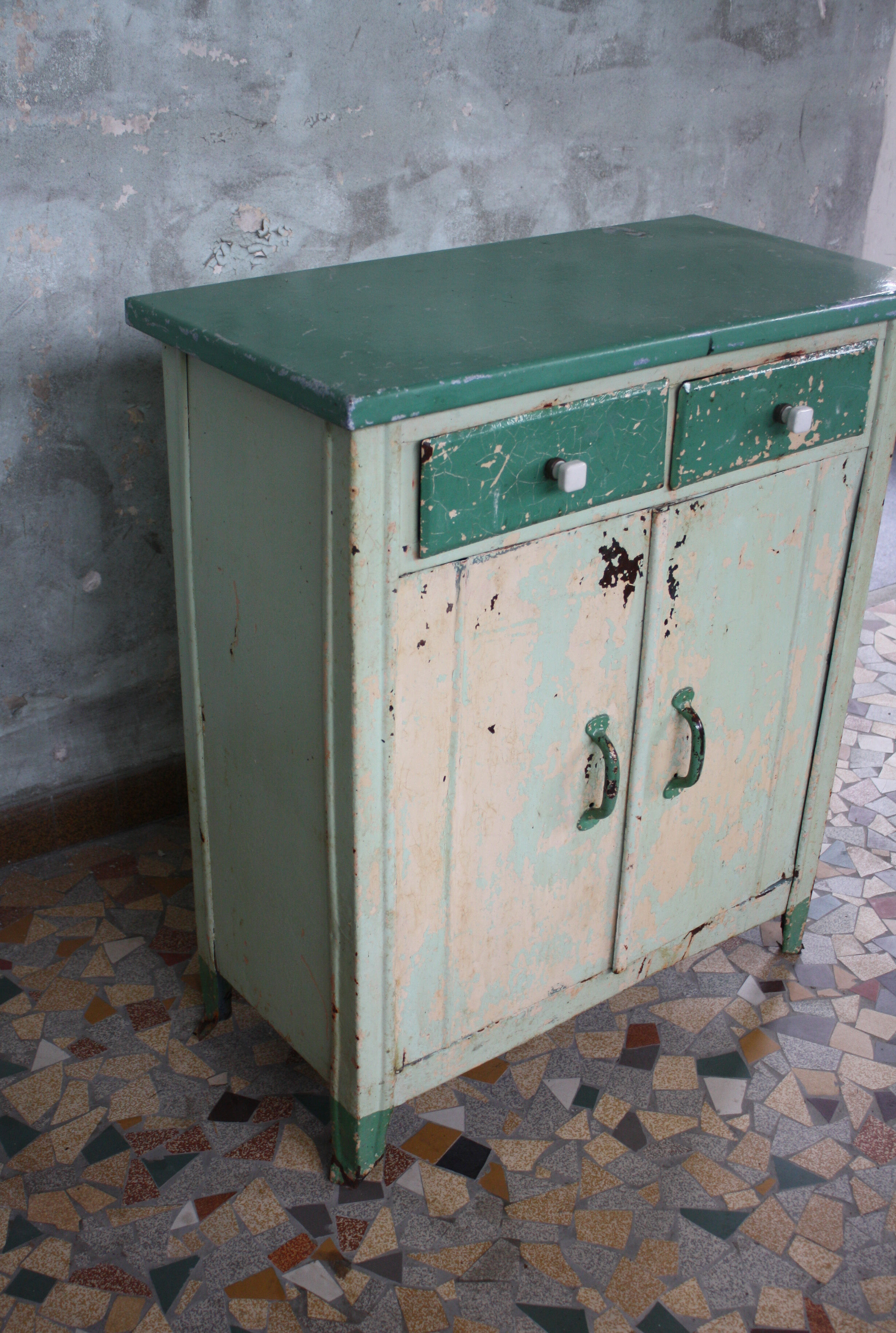 Industrial low metal buffet