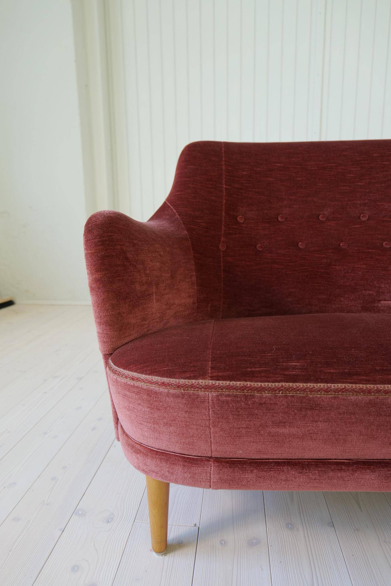 "Samsas" canapé in rare velvet by Carl Malmsten from the mid-century, Sweden, 1960s.