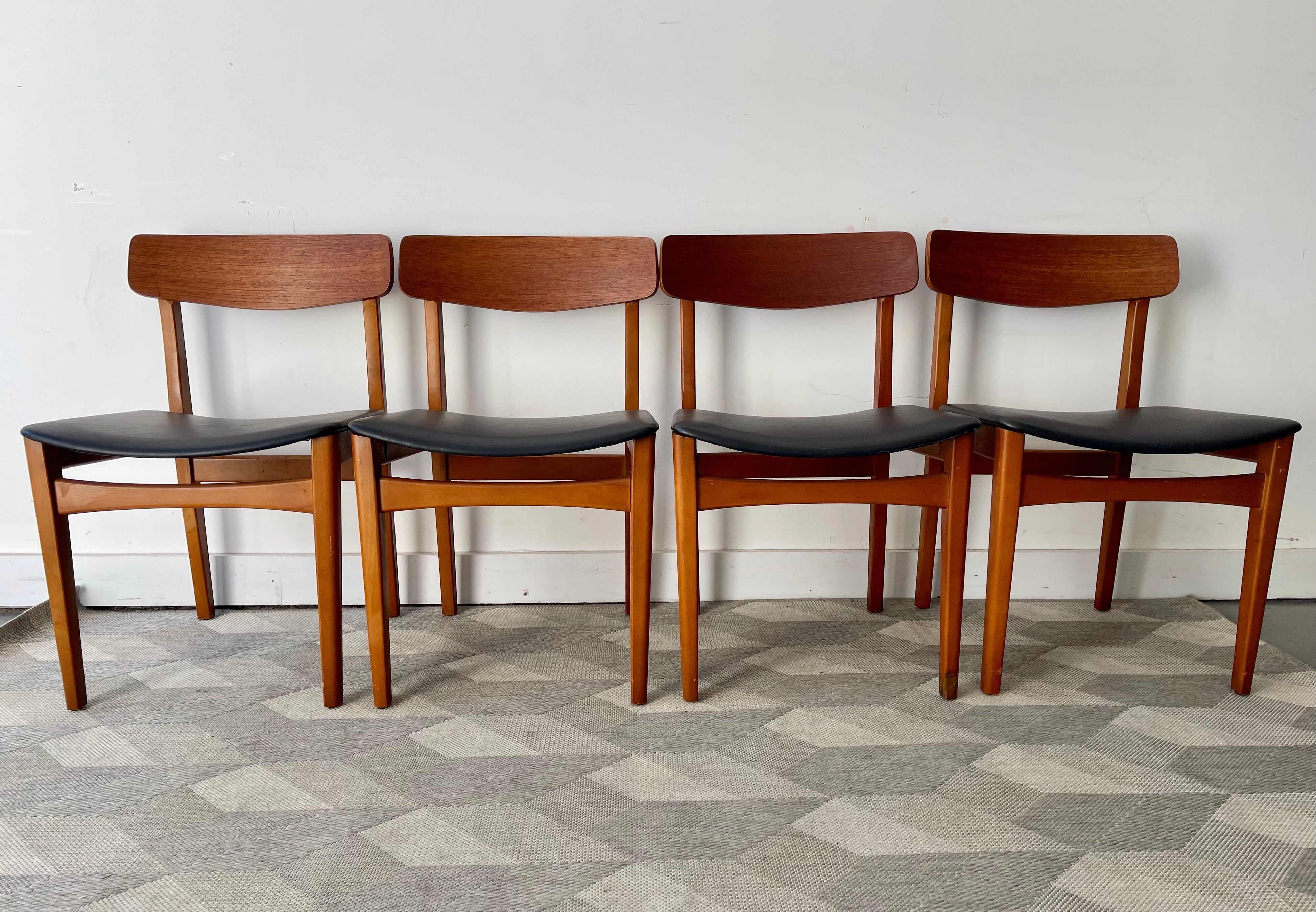 Ensemble de 4 chaises de salle à manger vintage avec vinyle noir