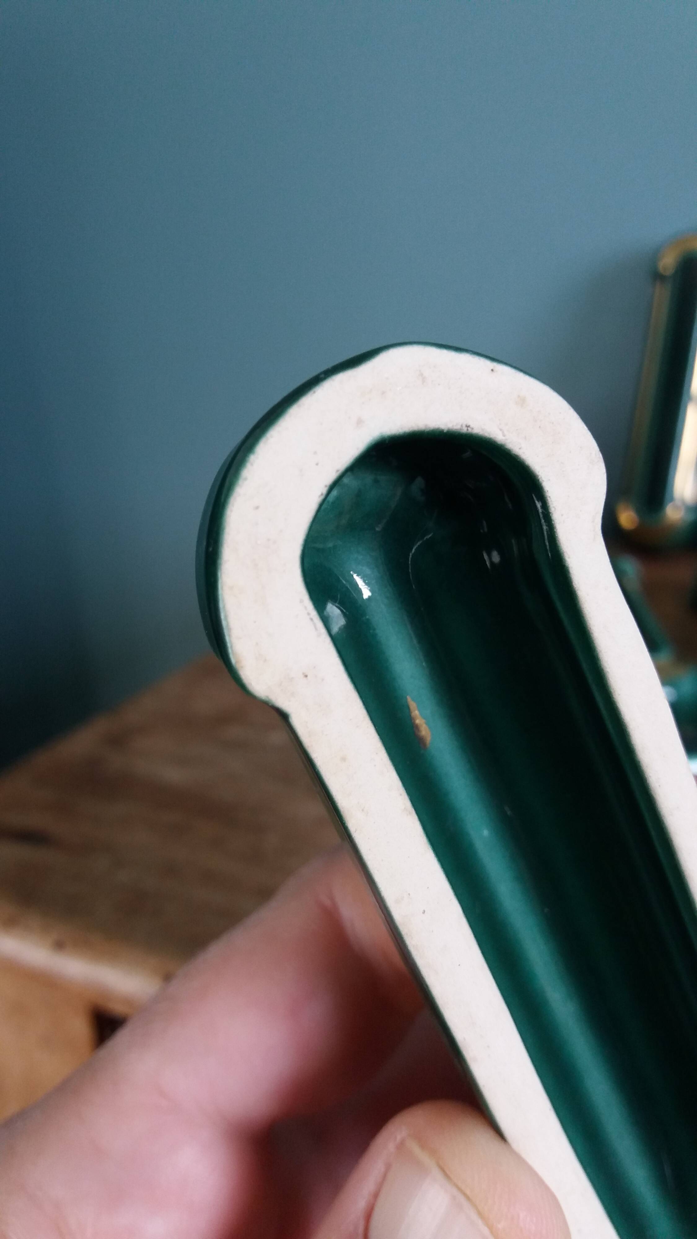 Poët Laval knife rest in emerald green ceramic and gold.