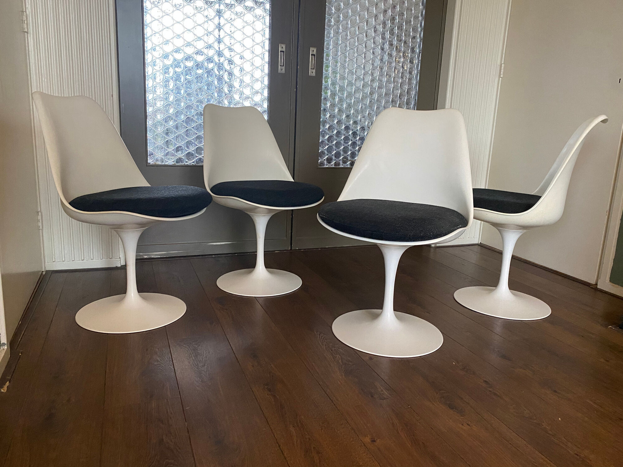 115 Tulip dining chairs by Eero Saarinen for Knoll Inc. / Knoll International