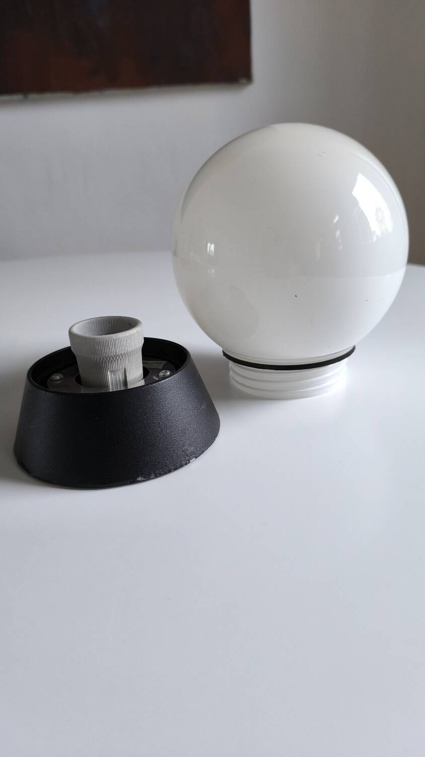 Applique boule en opaline blanche 1970