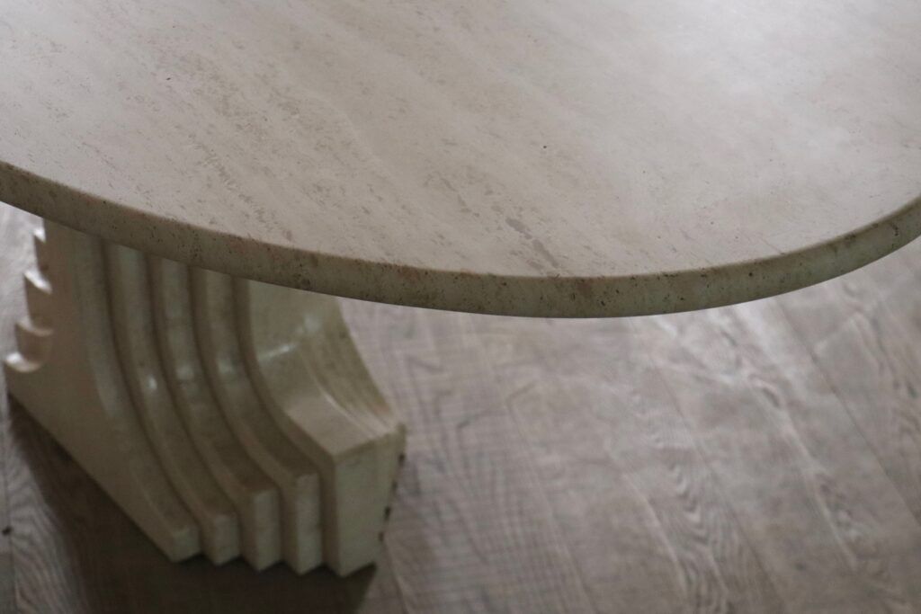 Table à manger ovale ‘Argo’ en travertin par Carlo Scarpa pour Simon Gavina, années 1970