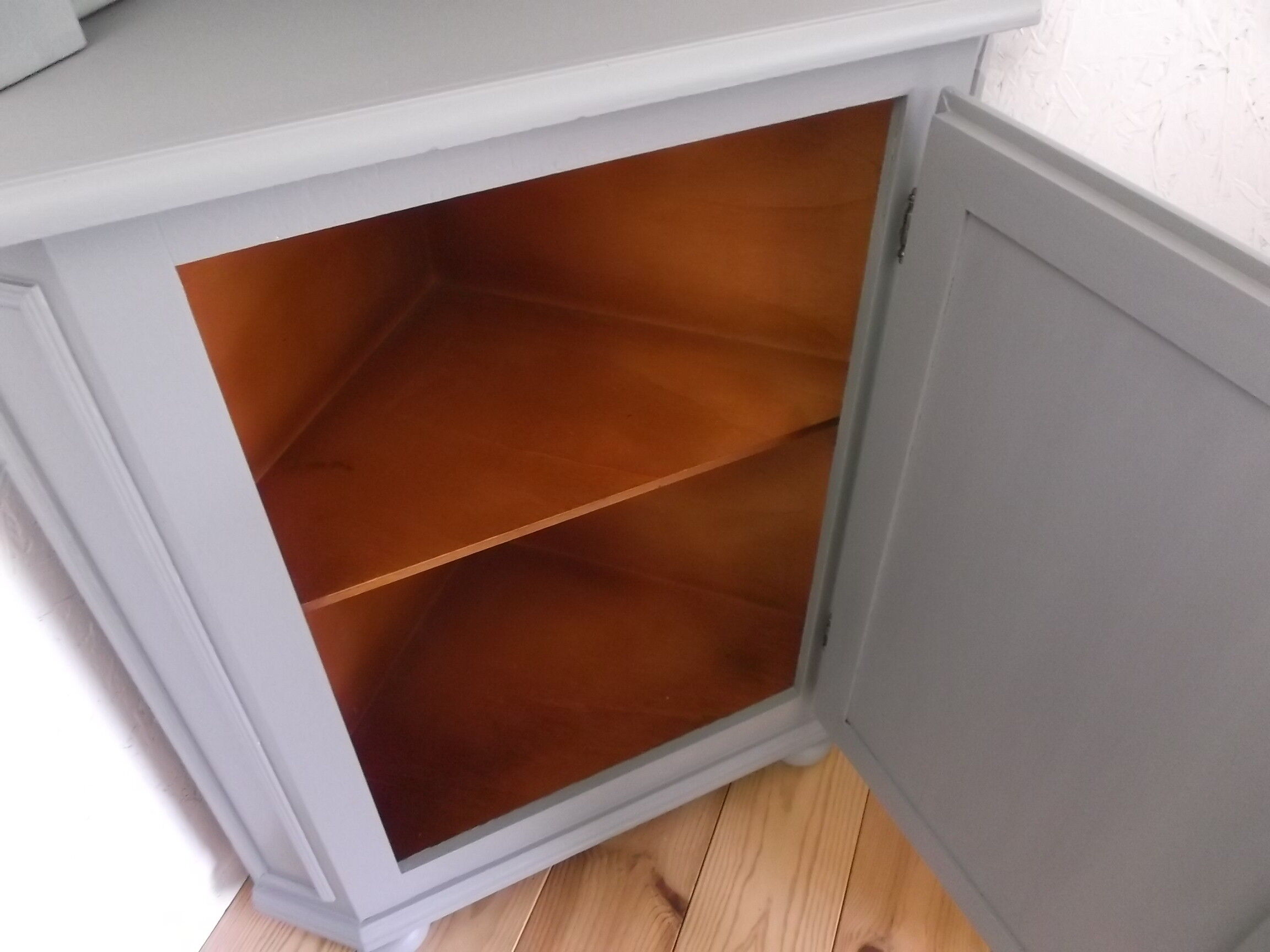 Corner cabinet