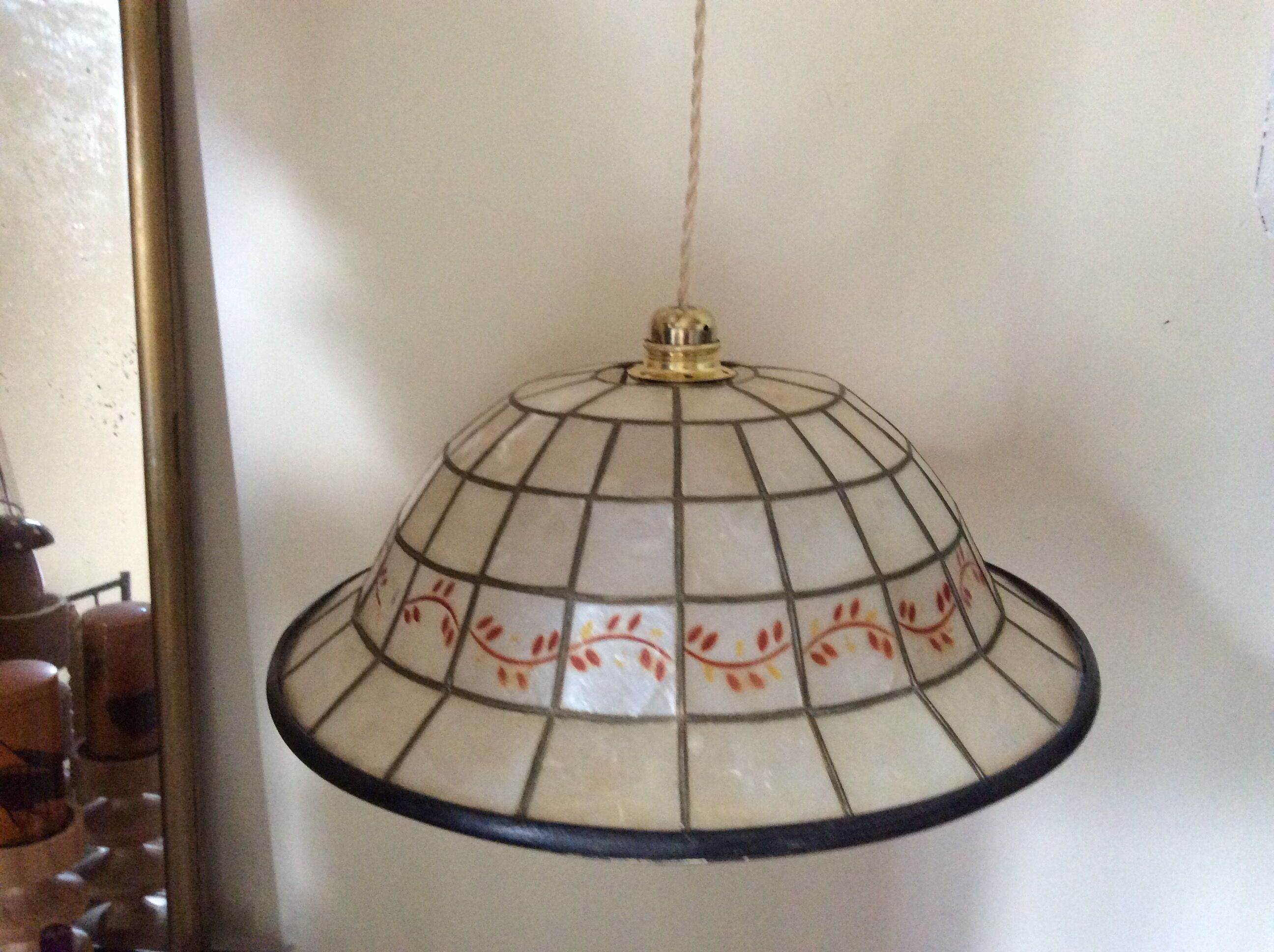 Mother-of-pearl suspension