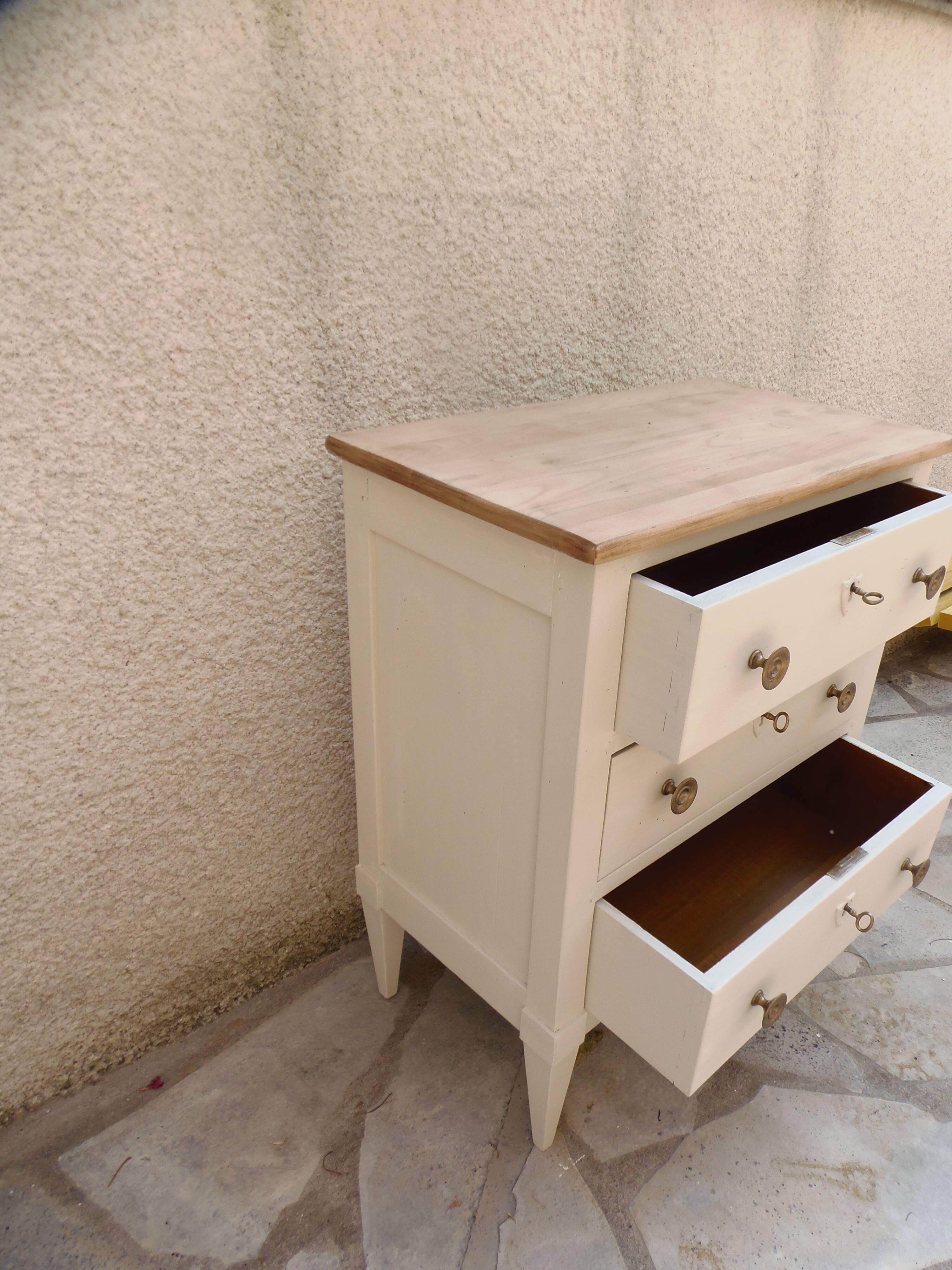Petite commode classique sublimée en beige, plateau bois.