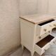 Petite commode classique sublimée en beige, plateau bois.