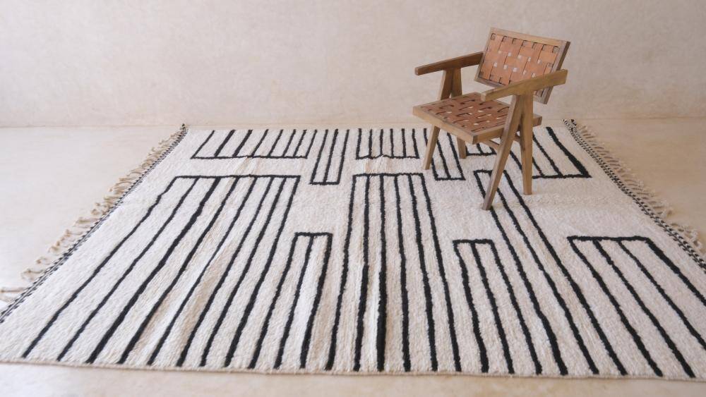Contemporary Black and White Rug - 291 x 214 cm