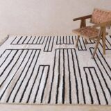Contemporary Black and White Rug - 291 x 214 cm