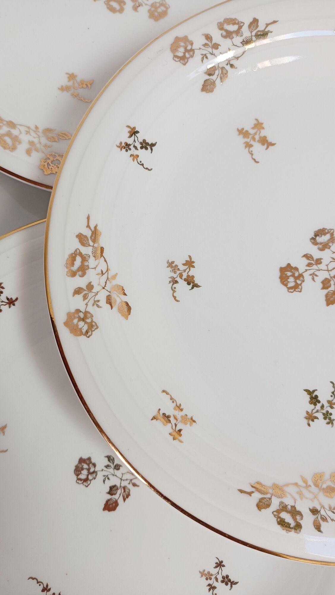 Set of 9 flat plates in Limoges porcelain, white and gold
