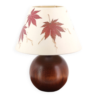 Lampe boule en bois foncé, abat jour avec feuilles d'Erable