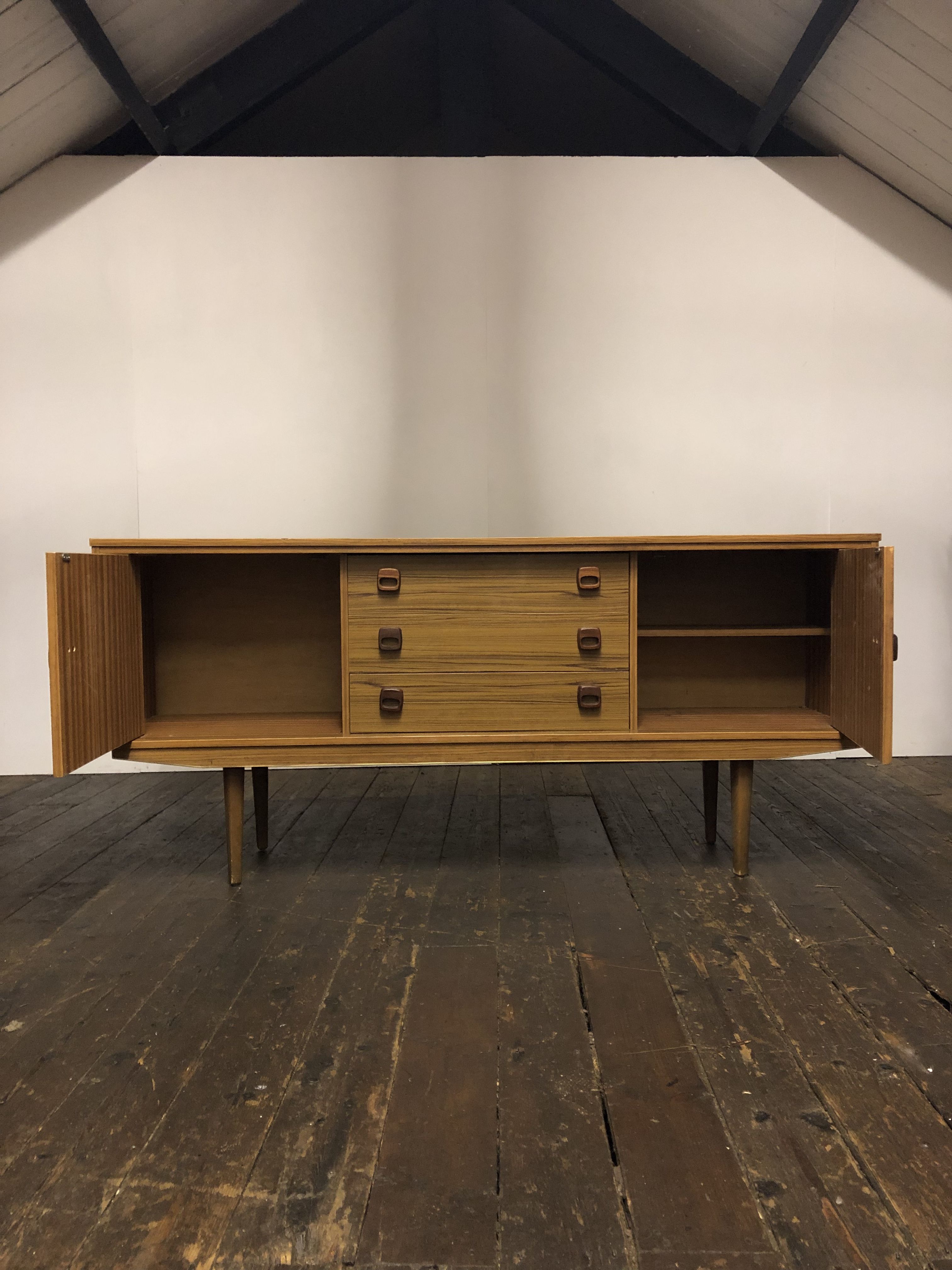 Vieille buffet milieu du siecle en teck design scandinave danois des années 70