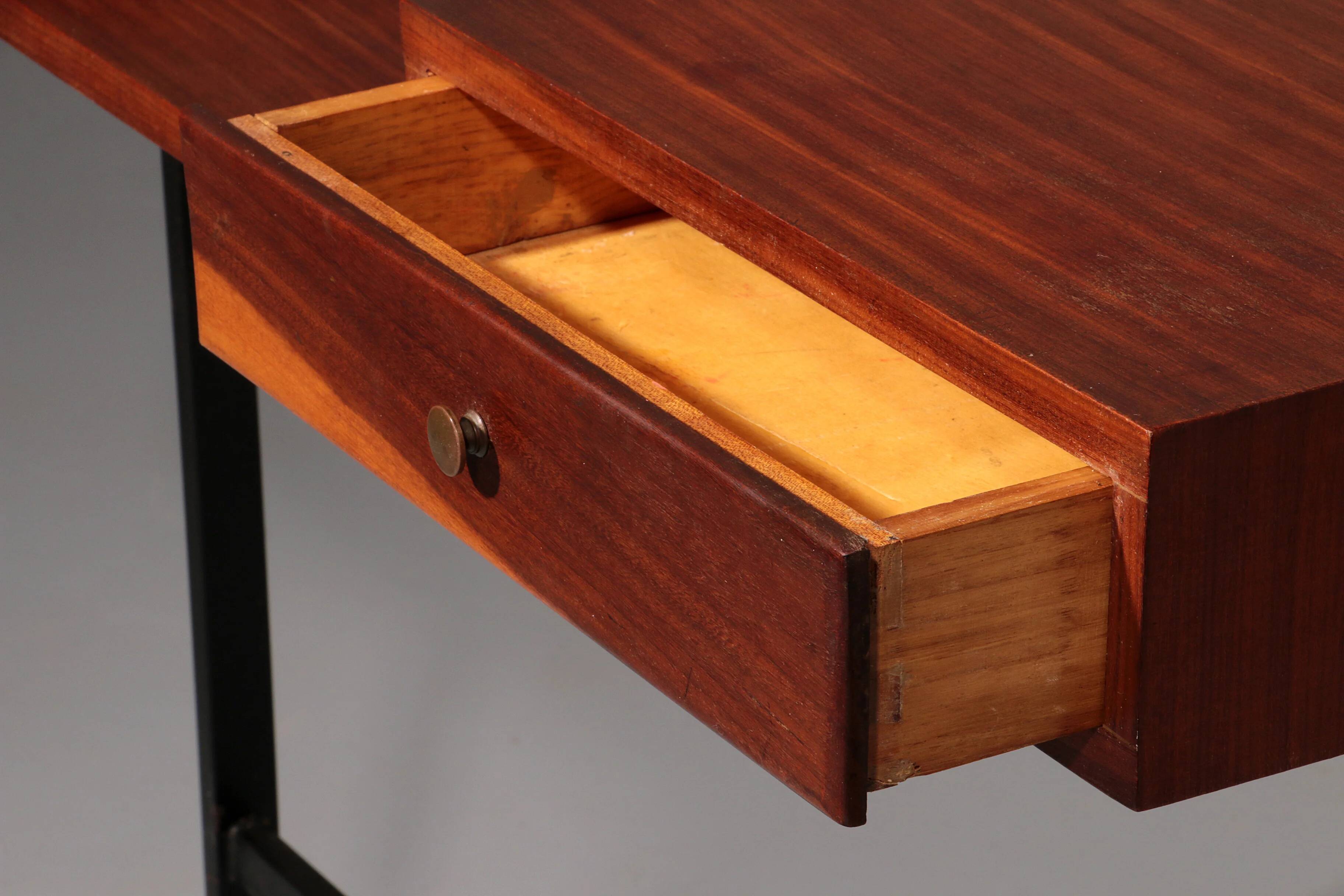 Rare console / table d'écriture italienne moderne du milieu du siècle par Ico Parisi.